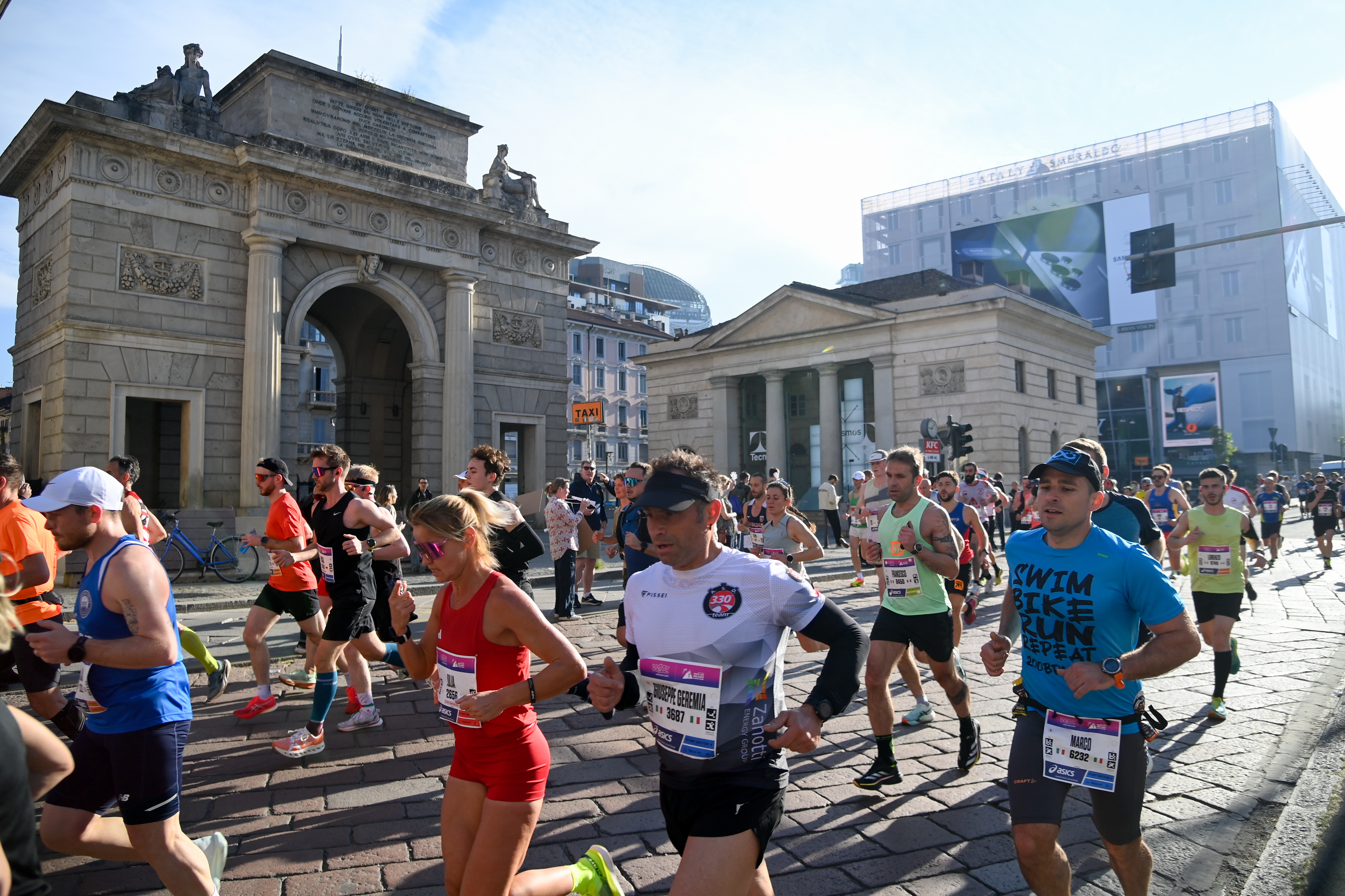 Runners taking part in the Milano Marathon