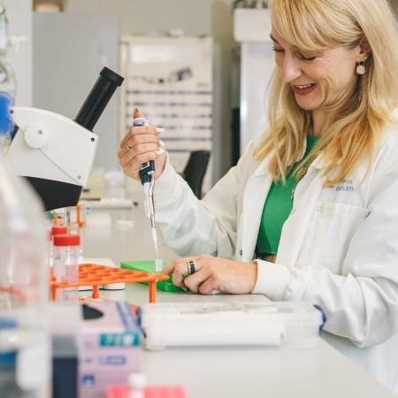Dr Jasmina Kapetanovic in a laboratory using a pipette